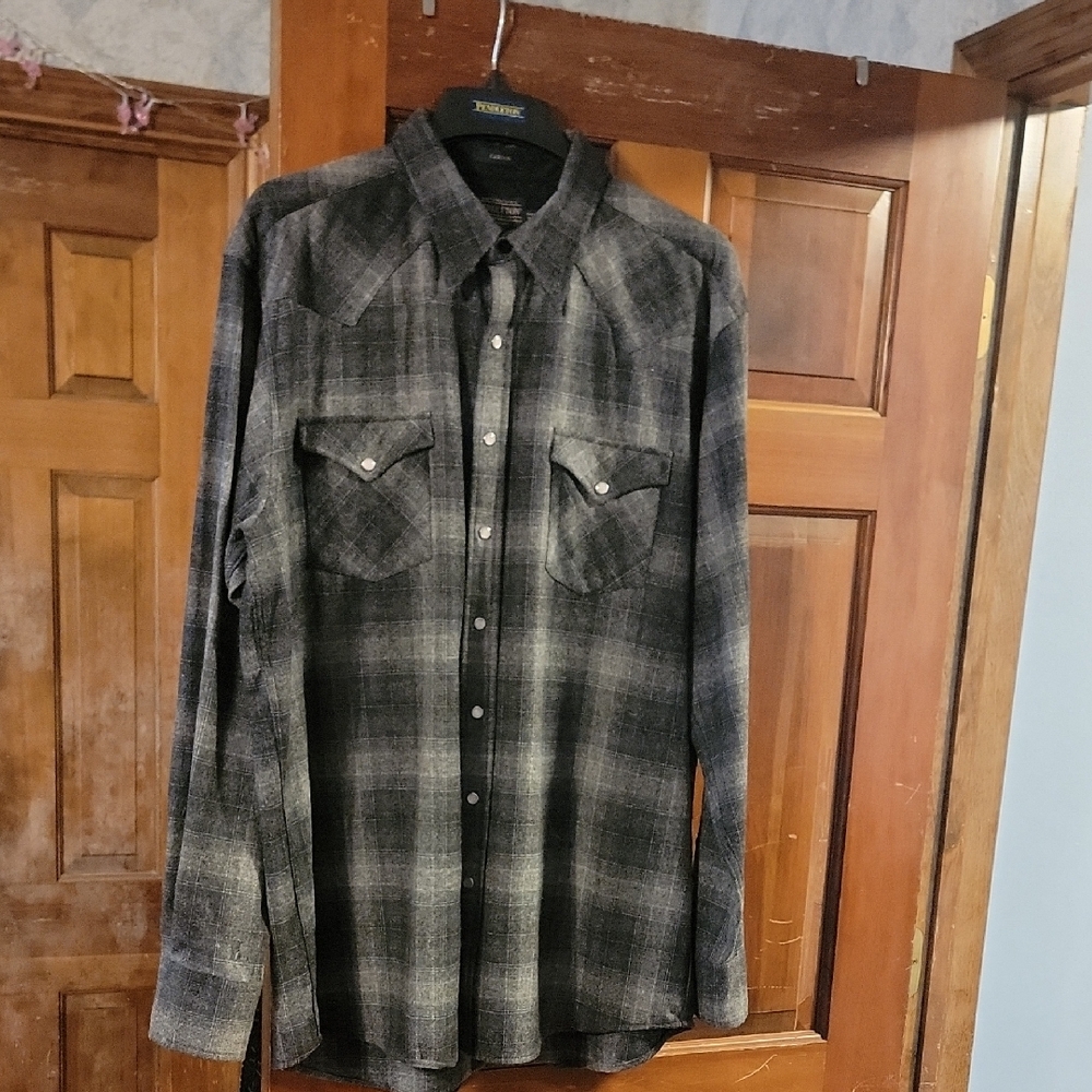 Wrangler Men's Gray Plaid Button Down Shirt